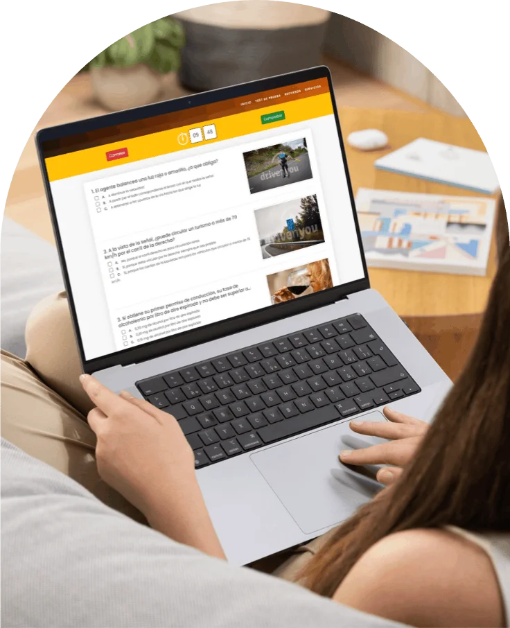 Alumno usando su portátil en la web DrivenYou